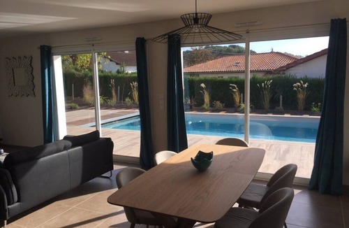 Saint-Pee-sur-Nivelle House | Modern single-storey villa, pool, Rhune view, south-facing and centrally located