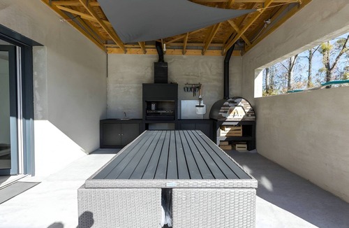 Yvre-l'Eveque Villa | Modern Villa for 10 with Private Pool