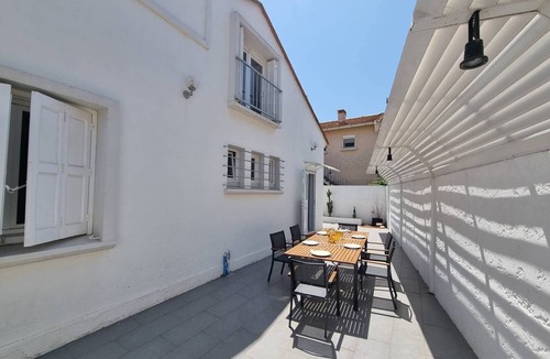 Le Grand Large House | Modern Villa w/AC, Terrace, Parking – Near Beach – Sleeps 6