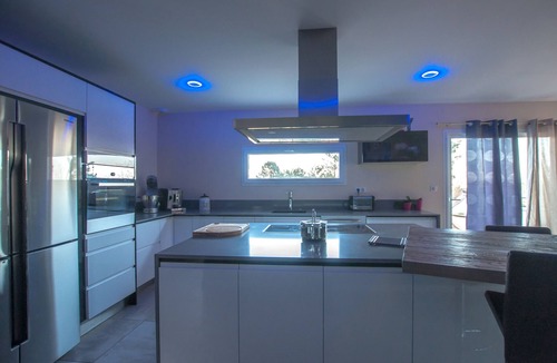 Mercuer House | modern villa with heated pool and jaccuzzi for 6 people, classified 4 *