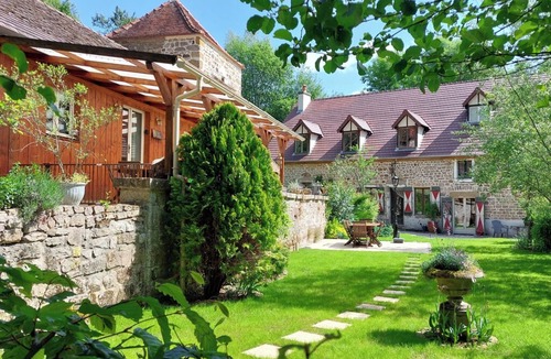 Chardonnay Apartment | Moulin Fouché | The Pigeon Tower | Cozy gite with large terrace near a nice lake