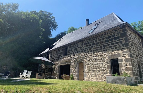 Besse-et-Saint-Anastaise House | Mountain house for rent in a private estate - sleeps 6