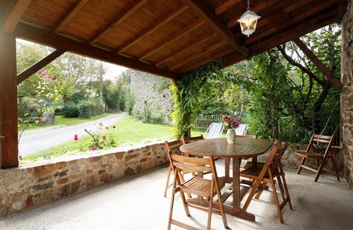 Ferrieres-sur-Sichon Cottage | Mountain Cottage with Terrace and BBQ - Pets Allowed