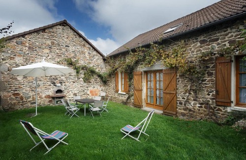 Ferrieres-sur-Sichon Cottage | Mountain Cottage with Terrace and BBQ - Pets Allowed