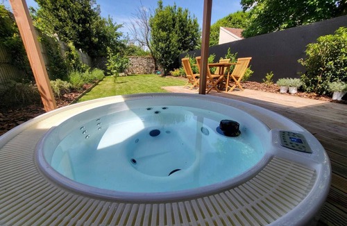 Milly-la-Foret House | Natural Design Lodge in Milly-La-Forêt with Jacuzzi