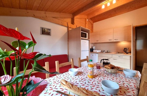 Usson-en-Forez Cottage | Nature chalet, pets welcome - 6 guests