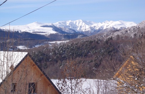 Saint-Nectaire Ski Chalet | New chalet, overlooking the castle of Murol and Sancy