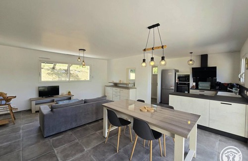 Excideuil Apartment | New house with AC - 4 guests, castle view