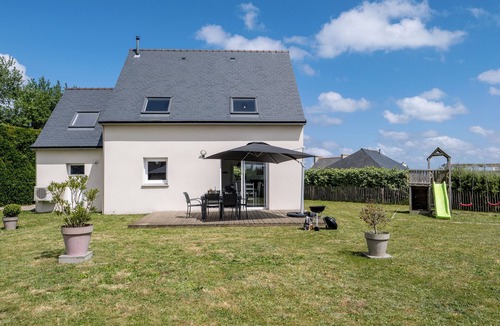 Plouneour-Trez House | New villa 100 m from the beach, 4 bedrooms, enclosed grounds.