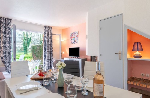 Ploemel Apartment | Nice apartment for 5 people with pool, TV, terrace and parking