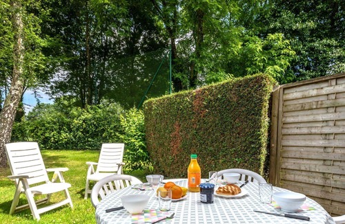 Ploemel Apartment | Nice apartment for 5 people with pool, TV, terrace and parking