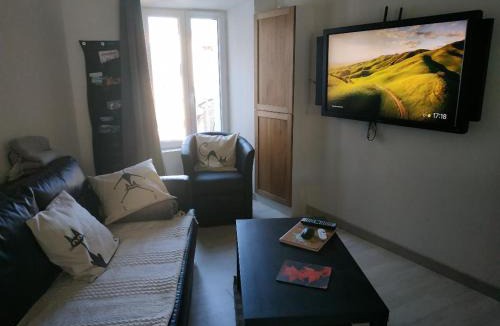 Saint-Sandoux House | Nid sous le volcan - Maison avec jardins