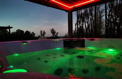 Marcillac-Saint-Quentin Bed & Breakfast | "Notre Bastide" Maison et table d'hôtes à 5 mn de Sarlat, climatisation, Piscine, jacuzzi