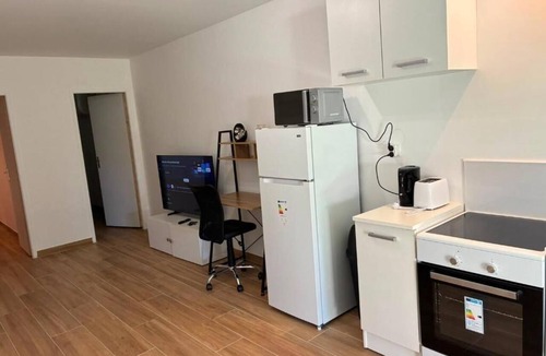 Breuillet Apartment | NovaStay Breuillet – Modern Garden Apartment