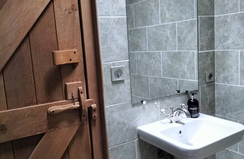 Saint-Gilles-du-Mene Bed & Breakfast | Oak Room All Inclusive Solo Female