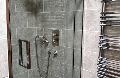 Saint-Gilles-du-Mene Bed & Breakfast | Oak Room All Inclusive Solo Female