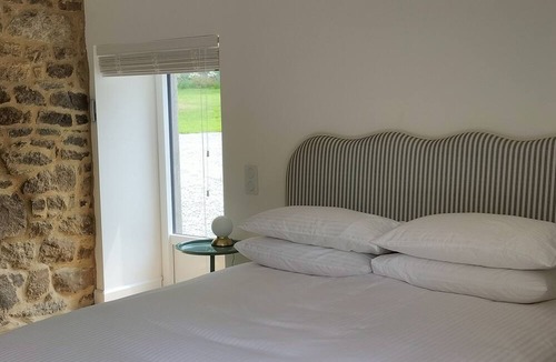 Saint-Gilles-du-Mene Bed & Breakfast | Oak Room All Inclusive Solo Female
