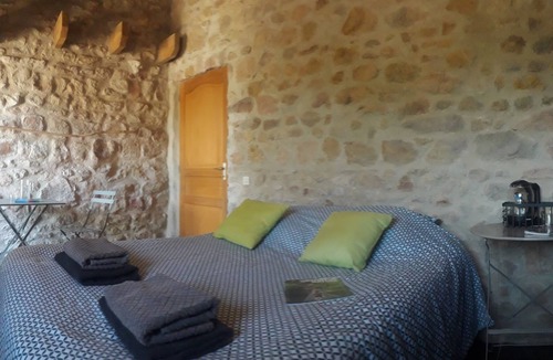 Vallon-en-Sully Apartment | Odyssée Auvergne, double room