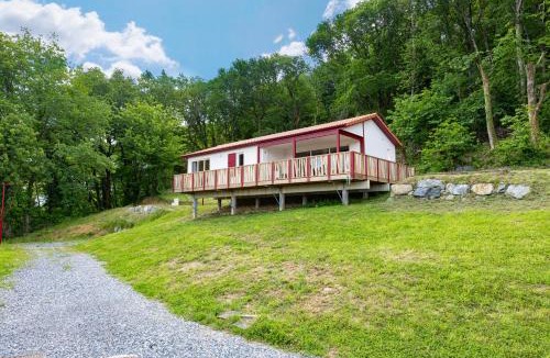 Hasparren Ski Chalet | Oihana grand chalet de 2 à 6 pers, chambre parentale, 2 sdb, climatisé, piscine vue et calme à Hasparren-Pays Basque