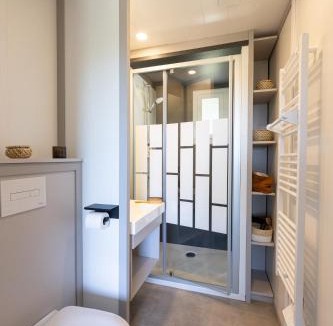 Hasparren Ski Chalet | Oihana grand chalet de 2 à 6 pers, chambre parentale, 2 sdb, climatisé, piscine vue et calme à Hasparren-Pays Basque