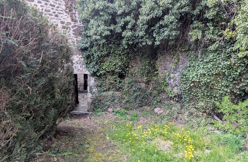 Arlempdes Cottage | Old rectory with 3 bedrooms at the foot of a medieval fortress