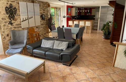 Surzur House | PAISIBLE impasse, private pool, not overlooked, SEA, 3000m2 COUNTRYSIDE.