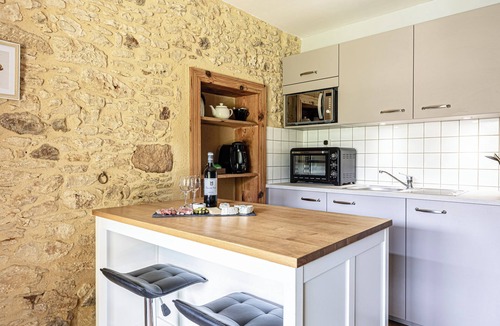 Biron House | Palmier Gîte – Peaceful Retreat with shared Pool near Biron