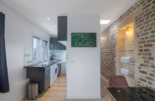 8th Arrondissement Apartment | Parc Monceau-1 br-Haussmann-Effei Tower View-AC