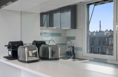 8th Arrondissement Apartment | Parc Monceau-1 br-Haussmann-Effei Tower View-AC