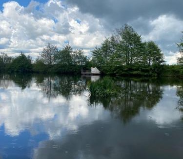 Saint-Vincent-sur-Oust Boat Rental | Patouillet bateau naviguant