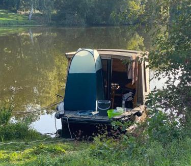 Saint-Vincent-sur-Oust Boat Rental | Patouillet bateau naviguant