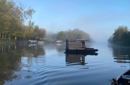 Saint-Vincent-sur-Oust Boat Rental | Patouillet bateau naviguant