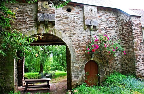 Carentoir House | PEACE, PRIVACY AND HISTORY—ALL WRAPPED UP IN A MAGICAL SETTING!