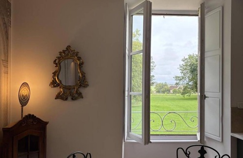 Louchy-Montfand Apartment | Peaceful cottage in castle with garden, air conditioning