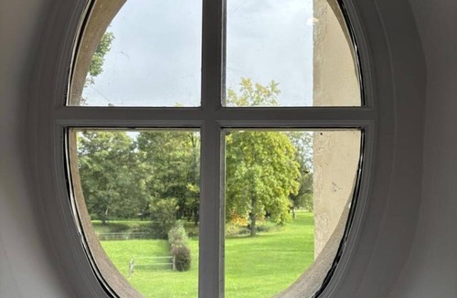 Louchy-Montfand Apartment | Peaceful cottage in castle with garden, air conditioning