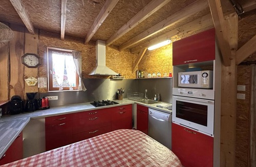 Vernusse Cottage | Peaceful cottage with pool, sauna, and pets allowed