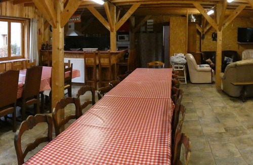 Vernusse Cottage | Peaceful cottage with pool, sauna, and pets allowed
