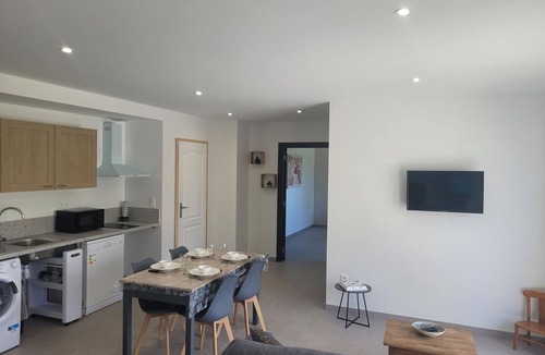 Couzon Cottage | Peaceful cottage with spa and air conditioning in Couzon