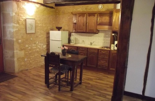 Salignac-Eyvignes Apartment | Peony or downstairs bed and breakfast