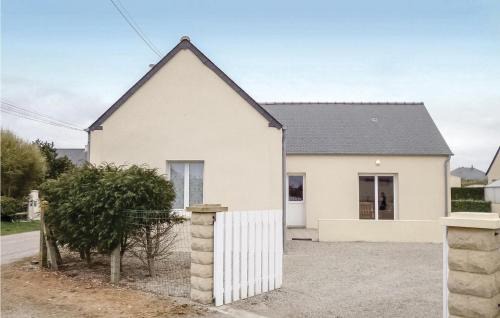 Saint-Marcouf House | Pet Friendly Home In St Marcouf De L'isle