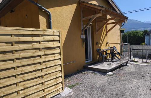 Susville Apartment | Petit Coin de Bonheur studio Neuf climatisé avec terrasse et parking privé à 5mins du Centre-ville