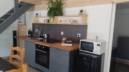 Susville Apartment | Petit Coin de Bonheur studio Neuf climatisé avec terrasse et parking privé à 5mins du Centre-ville