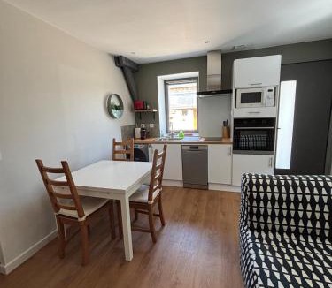 Beaucouze House | Petite maison privée de 33m2 Beaucouzé avec étang