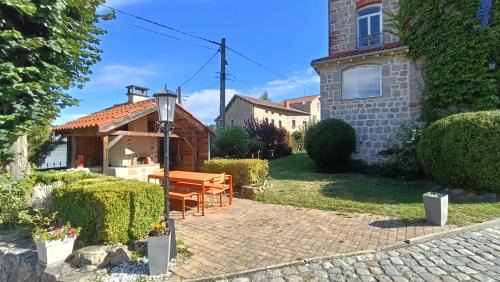 Usson-en-Forez House | Pierres et souvenirs