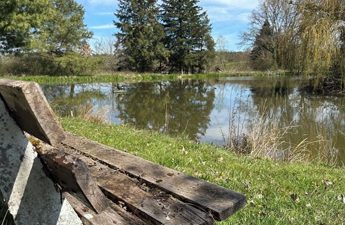 Brazey-en-Morvan Ski Chalet | Pond-side cottage, fishing and private rental!