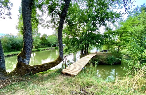 Brazey-en-Morvan Ski Chalet | Pond-side cottage, fishing and private rental!