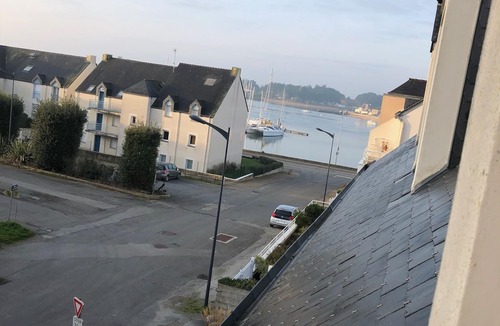 Etel Apartment | Port 50m and beach 400m away, 3 bedrooms, 2 bathrooms, 2 WCs, WIFI, sleeps 5