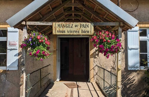 La Chapelle-au-Mans House | Prachtige Oude Watermolen met Eigen Privé Meer
