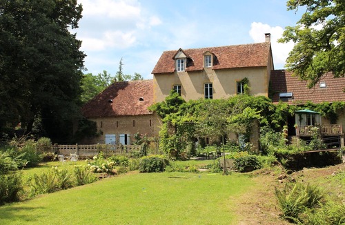La Chapelle-au-Mans House | Prachtige Oude Watermolen met Eigen Privé Meer