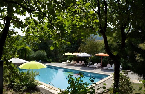 Les Vans Ski Chalet | Premium Chalet with Shared Pool, Mountain View, Wi-Fi, and Air Conditioning